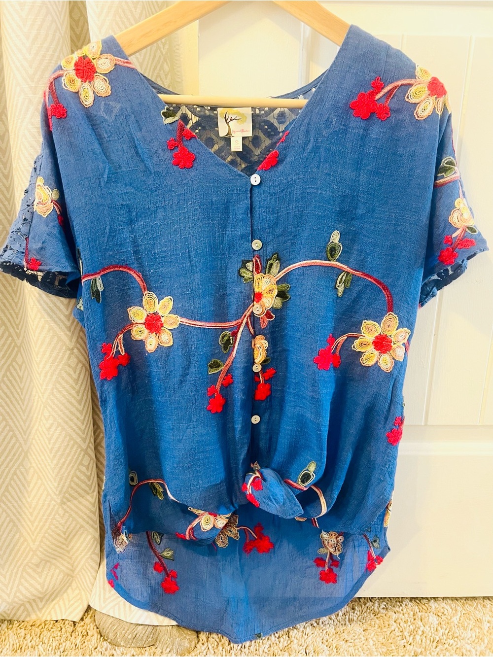 Women’s Blue Embroidered Floral Button-Front Top Tie Front Crochet Back Small